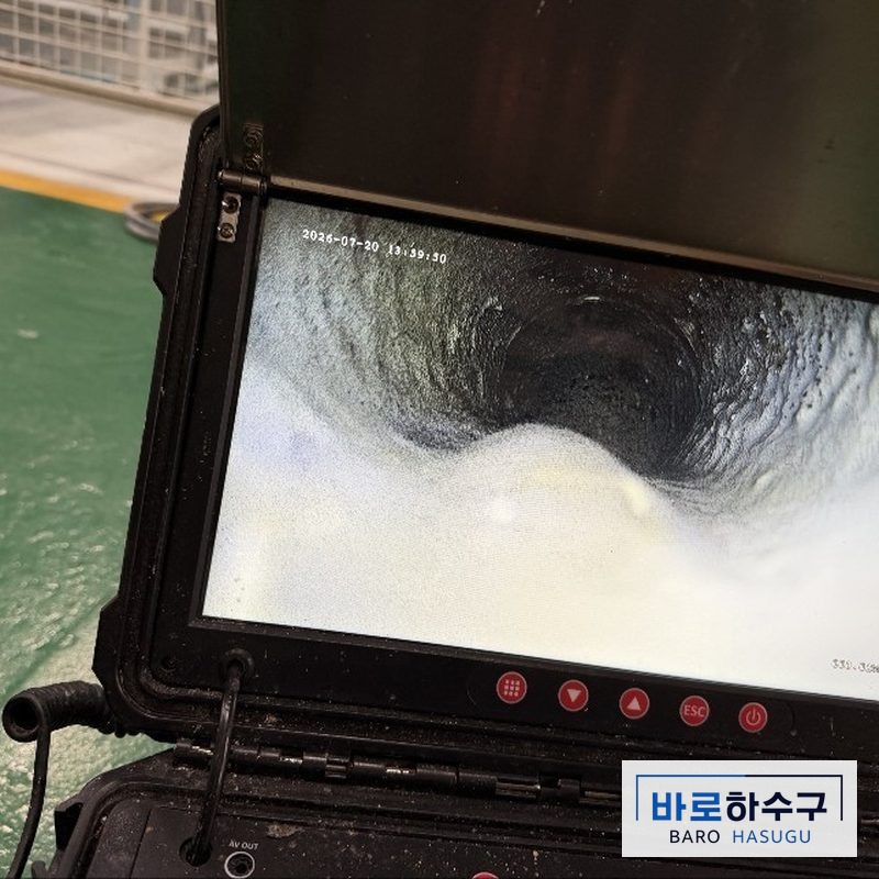 성남 수정구 공장 폐수배관 작업 후 내시경 화면, 석션과 스케일링으로 관 벽이 드러난 상태